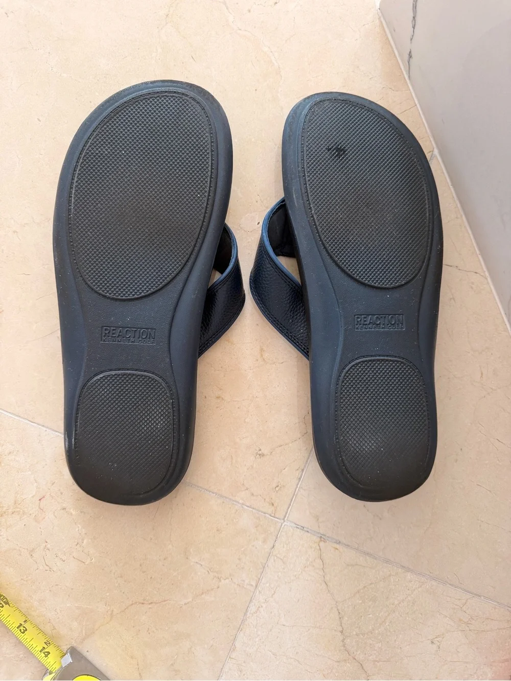Reaction Kenneth Cole Navy Quilted Flip-Flop Sandals